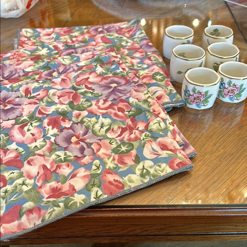 Floral Ansley England Porcelain Napkin Rings 6  with 6 Cloth Floral Napkins.
